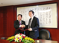 Prof. Joseph Sung, Vice-Chancellor of CUHK and Prof. Zhu Chongshi, President of XMU renew the U-wide MOU between the two universities
